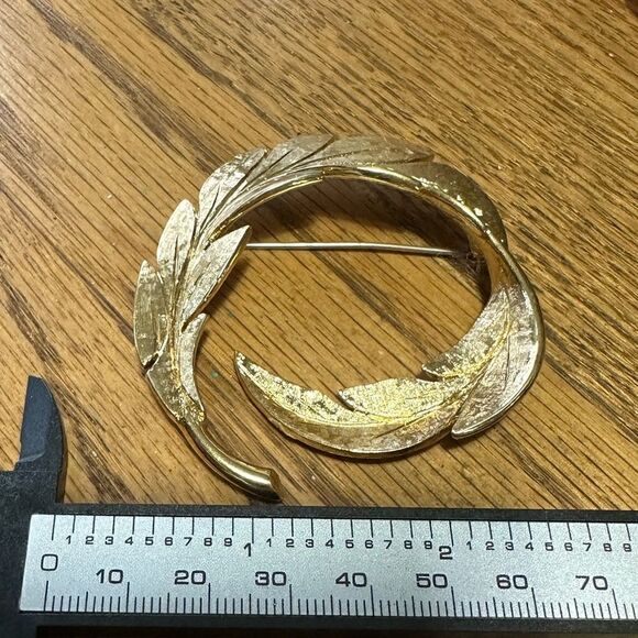 Vintage Signed MONET Brushed Gold Tone Wreath Brooch - Picture 6 of 7